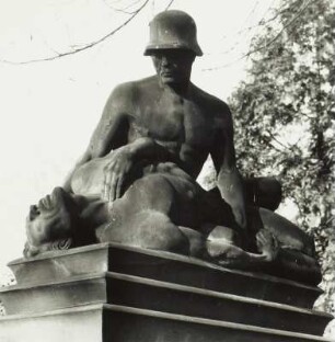 Denkmal für die Gefallenen des 1. Weltkrieges : Denkmal für die Gefallenen des 1. Weltkrieges. Sandstein (nach 1918). Soldat mit Gefallenem. Dresden-Pieschen, Markusfriedhof