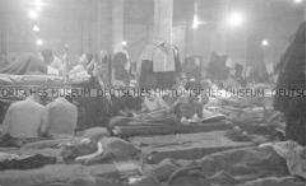 Selbstversenkung des Hochseepassagierdampfers "Columbus" am 19. Dezember 1939, Besatzungsangehörige im Internierungslager auf Ellis Island, in Feld- und Etagenbetten liegend