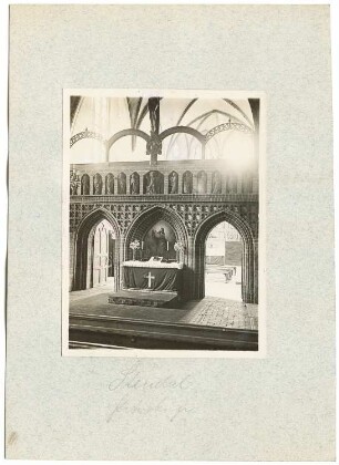 Petrikirche, Stendal: Ansicht des Lettners mit Spitzbogendurchgängen
