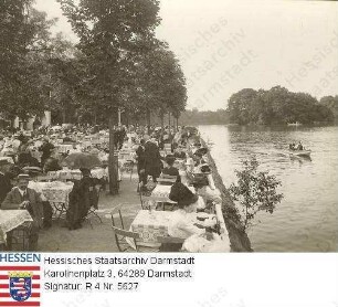 Bad Nauheim, Kurbad / Teichhausterrasse in Sommerfrische mit Gästen und Bootpartien