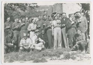 Lin Mayberry (links) und Marlene Dietrich, Erinnerungsfoto mit Männern der 34. US Division (Neapel, Mai 1944) (Archivtitel)