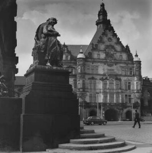 Dresden, Schloßplatz. Blick zum Georgentor