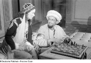 Szenenbilder aus dem Stück "Nathan der Weise" von Gotthold Ephraim Lessing im Deutschen Theater Berlin : Szene mit Ingeborg Senkpiel als Sittah (links) und Alfred Balthoff als Derwisch (rechts)
