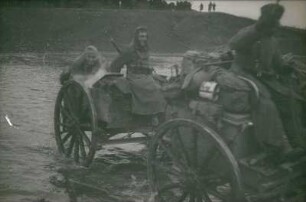 Zweiter Weltkrieg. Frontbilder. Sowjetunion. Soldaten mit Fuhrwerk beim Durchqueren eines Gewässers (wohl während eines Stellungswechsels)