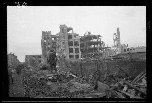 Lille (Dep. Nord, Frankreich): Ruine eines mehrstöckigen Hauses, im Vordergrund Schutthalden ("Explosion in Lille")