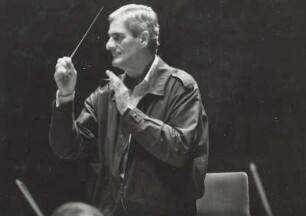 Porträt des Dirigenten Ude Nissen (1921-1993). Aufnahme 1985 während einer Konzertprobe. Fotografie von Evelyn Richter, Leipzig