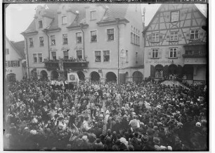 Fasnacht Sigmaringen 1934; Bräuteln vor dem Rathaus