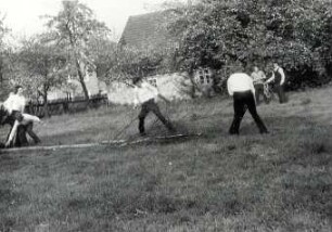 Maibaumwerfen in Spohla : Gesellschaftliche Volkskultur - Frühling. Ort: Spale / Spohla. Maibaumwerfen