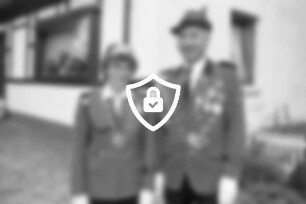 [Name maskiert] und [Name maskiert] Glinde: Königspaar der Schützen: Verabschiedung: [Name maskiert] [Name maskiert] in Uniformen mit Amtsketten