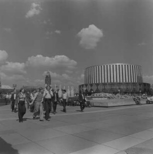 Dresden. Blick auf das Rundkino, im Hintergrund der Rathausturm