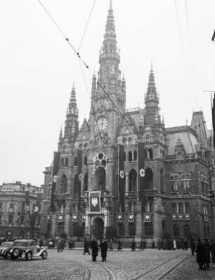 Reichenberg, Altstädter Platz : Reichenberg (Liberec/Tschechische Republik). Rathaus am Altstädter Platz (Dr. E. Beneše) mit Hakenkreuzbeflaggung anlässlich des Besuchs Adolf Hitlers in der Stadt