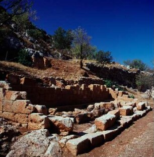 Exedra am Theater (Ruine), Lato