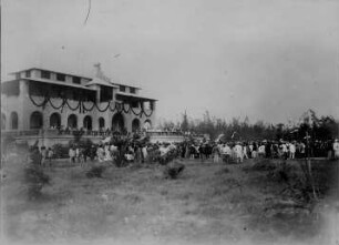 Lome: Geschmücktes Gouvernementsgebäude zum Kaisergeburtstag.