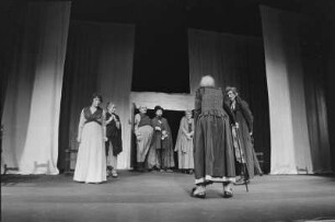 Szenenbilder aus "Die deutschen Kleinstädter", Schauspiel von August von Kotzebue. Volksbühne Berlin, 08.10.1976 (Premiere 10. Oktober 1976) : Mit Michael Gwisdek, Ursula Karusseit, Walfriede Schmitt, Werner Senftleben, Ruth Glöss, Marion van de Kamp, Wilfried Ortmann, Bodo Krämer, Erich Brauer, Harry Merkel, Klaus Mertens, Winfried Wagner, Karin Ugowski, Peter Marx