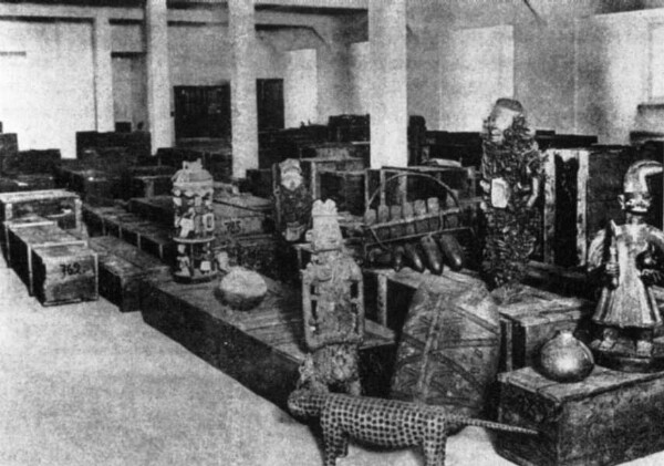 Collection d'études du département Afrique dans le bâtiment du magasin de Dahlem peu après le déménagement en 1925