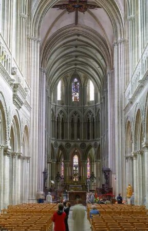 Frankreich. Basse Normandie. Calvados. Bayeux. Kathedrale Notre Dame. 1077 geweiht. Innen. Blick Richtung Hauptaltar