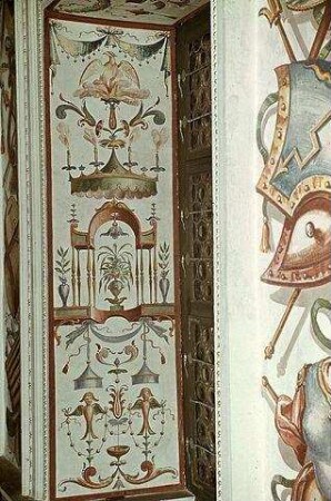 Groteskendekoration der Fensterwand und des stukkierten Frieses