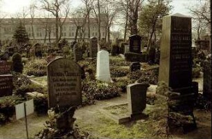 Berlin: Friedhof der Jerusalem- und Neuen Gemeinde; Grabstein und Chamisso