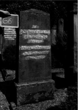Grabstein 66 (Index: 100109485) Material: Sandstein Zustand: verwittert Maße HxBxT: 148x45x22 cm Beschreibung: Obelisk, Sockel: Grabstein 66