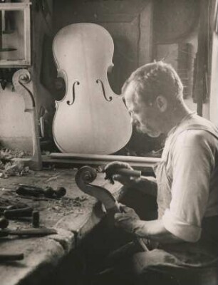 Mittenwald. Oberbayern. Geigen- und Cellobauer bei der Arbeit. Bearbeitung des Halses