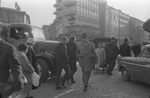 Fußgänger im Straßenverkehr der Großstadt.