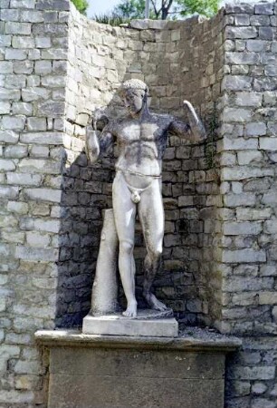 Statue eines nackten jungen Mannes (Diadumenos)