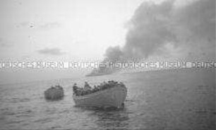 Selbstversenkung des Hochseepassagierdampfers "Columbus" am 19. Dezember 1939, zwei vollbesetzte Rettungsboote entfernen sich von dem brennenden Dampfer