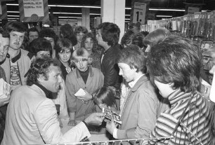 Autogrammstunde von Motorsport-Star Jochen Mass im "Kaufpark" Karlsruhe
