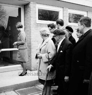 Reesenbüttel: evangelischer Kindergarten: Wulfsdorfer Weg: Einweihung: vor der Eingangstür: Kindergartenleiterin Grit Prange, Bürgervorsteher Kurt Nonne, Ehefrau Maja Nonne, Pastor Hans-Peter Martensen, Bürgermeister Manfred Samusch