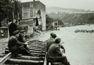 Hochwasser vom 24. Juli 1957 : Pirna-Neundorf, Zerstörungen an Gebäuden und unterspülter Bahndamm am Ufer der Gottleuba nach dem Hochwasser vom 24. Juli 1957