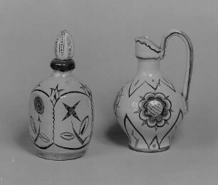 Flasche und Krug : Flasche und Krug. Fayence, bemalt, glasiert; H. 15,3 cm (ohne Stöpsel) und H. ca. 18,2 cm (um 1925; K. Feuerriegel). Museum im Schloß Frohburg V 545/96, V 546/96