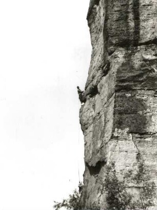 Sächsische Schweiz. Schmilka. Teufelsturm. Seilschaft Karlheinz Gonda, W. Müller u. G. Junghans an der Talseite. (VIIIa)