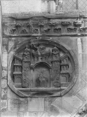 Mittleres Westportal: Darstellung einer Stadt (Jerusalem?)