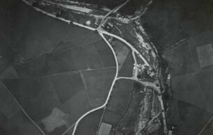 Müglitztal mit Ort Müglitz. südlich Lauenstein: Ortsteil mit Sernitzbach-Mündung. mit starken Zerstörungen nach der Unwetterkatastrophe Juli 1927. Luftaufnahme (senkrecht)