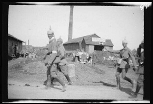 Chaulnes (?) (Dep. Somme, Frankreich): Lassberg, Prinz Adalbert und weitere Offiziere auf einem Weg