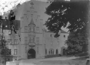 Wahrscheinlich Kloster (1801/1900). Teilansicht mit Staffelgiebel, Erker und Portal