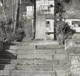 Denkmal für die Gefallenen des ersten Weltkrieges aus Halbestadt und Ebenheit : Denkmal für die Gefallenen des ersten Weltkrieges aus Halbestadt und Ebenheit. Sandstein (nach 1918). Königstein (Sächsische Schweiz)-Halbestadt, Uferweg 17