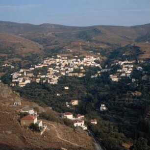 Andros, 380 km2. Die Häuserwabe von Steniés in einem Bachtal über der Ostküste