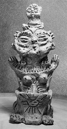 Atlantis-Figuren. Götze mit Kopfschmuck. Keramik? von H. Groß(-Caracas?)