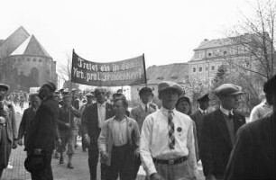 Aufstellen zur Maidemonstration auf dem Marktplatz von Dohna, Demonstranten mit einem Transparent "Tretet ein in den Verband proletarischer Freidenker!"