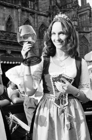 Freiburg: Die Weinkönigin Gisela Faber auf dem Podium