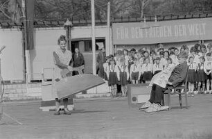 Mädchen und Jungen, Mitglieder der Jungen Pioniere während einer Veranstaltung (Bunter Nachmittag)