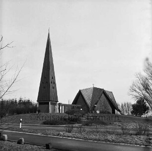 Rethwischdorf: Kirchberg: Christuskirche: Außenansicht von Westen: vorn Sträucher: rechts und links Bäume