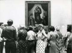 Besucher vor der "Sixtinischen Madonna" in der Dresdner Gemäldegalerie Alte Meister