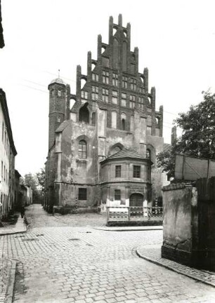 Jauer, Franziskanerkirche : Jauer (Jawor/Polen). Ehemalige Franziskaner-Kirche. Giebelansicht von Westen