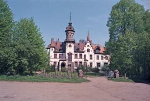 Tralau: Gut: Gutsweg 5: Herrenhaus: Blick von Süden: vorne Auffahrt