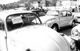Freiburg: Stadthalle; Gebrauchtwagenschau; Autoverkäufer vor der Stadthalle