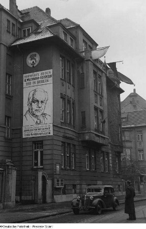 Propaganda-Plakat der Nationalen Front an einem Gebäude