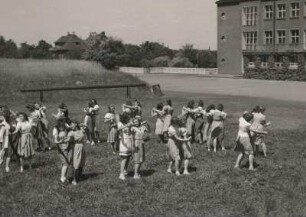 Dresden. Lehrerinnenbildungsanstalt. Schülerinnen beim Volkstanz