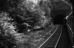 [V 200 auf der Schwarzwaldbahn - vom Zug aus, wohl vor dem Niederwasser-Tunnel]